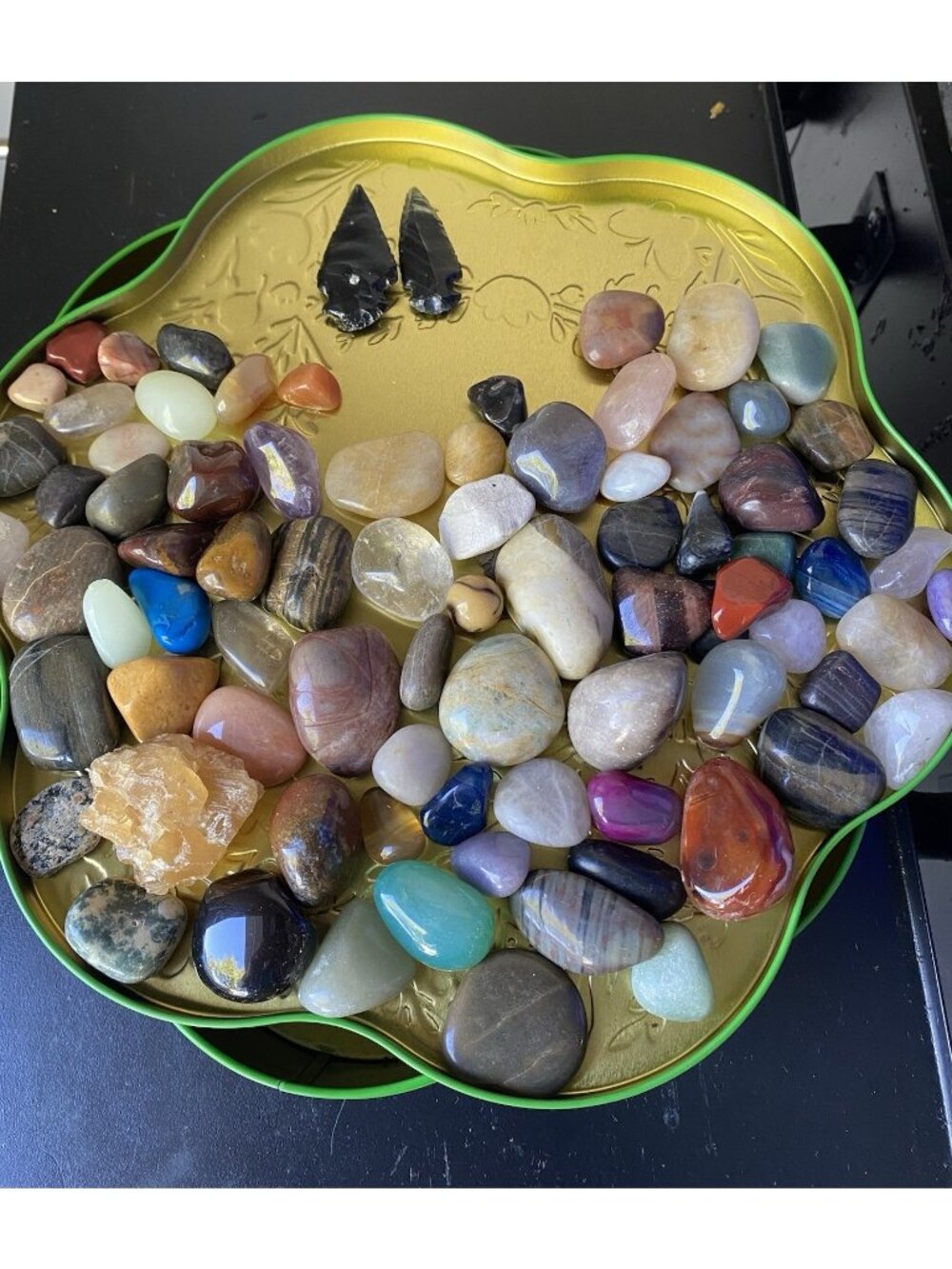 Great Lot Of Polished Stones With 2 Indian Like Arrowheads